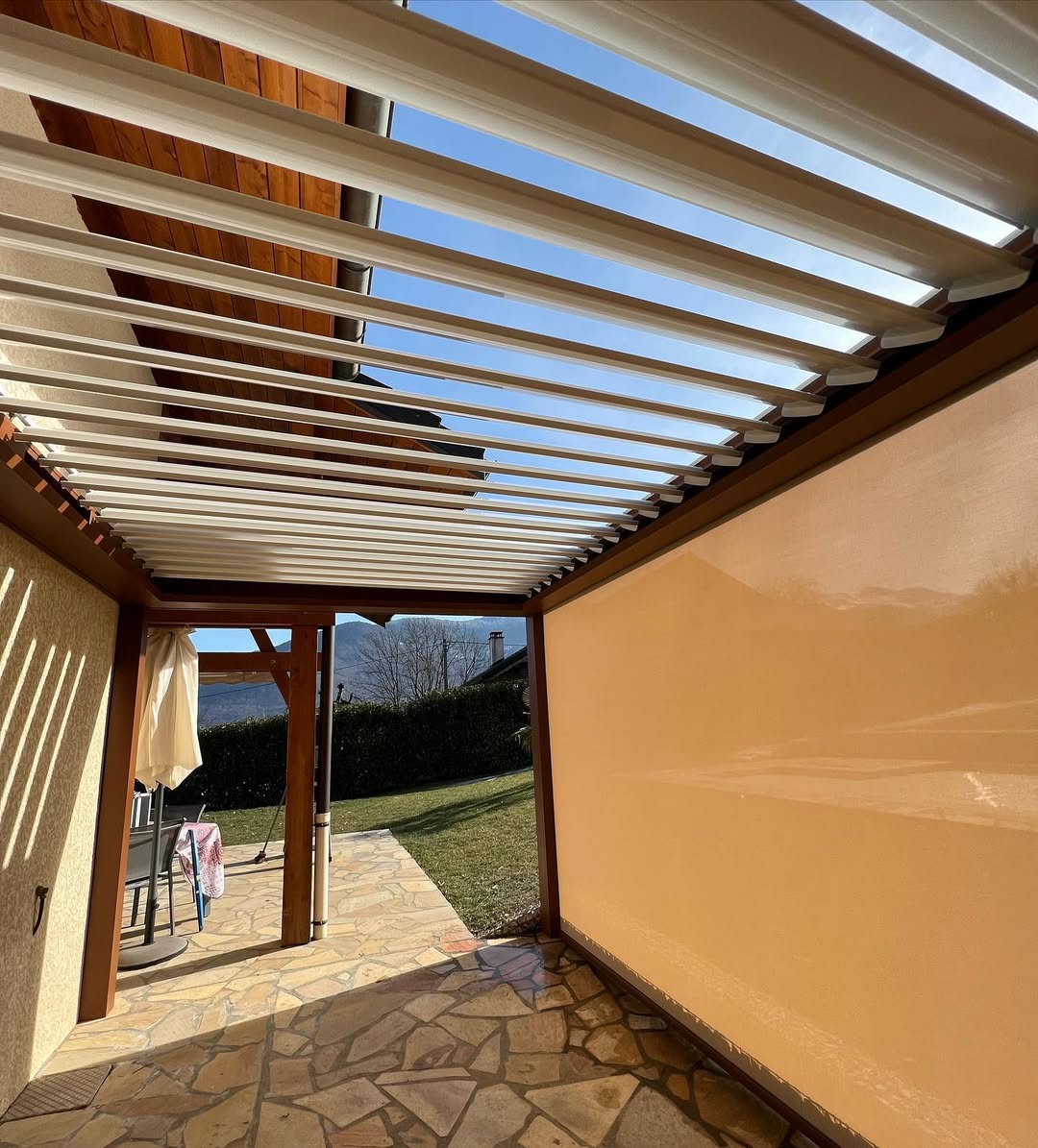 Le choix d’une pergola bioclimatique adossée ou autoportée