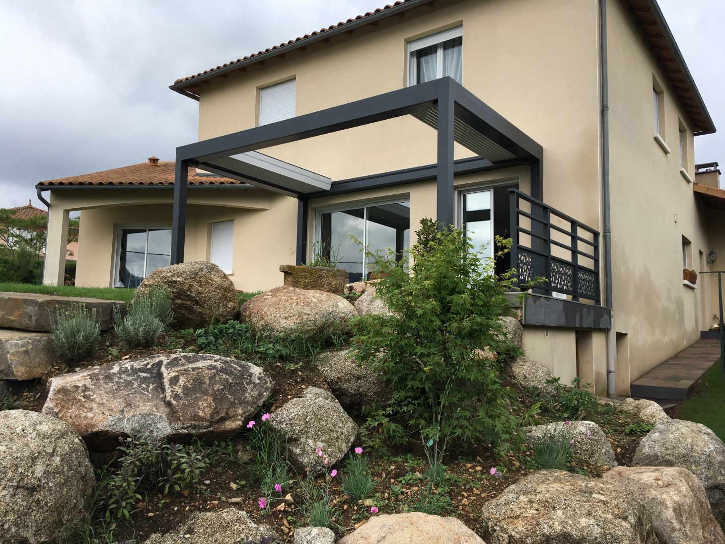 Pergola avec store