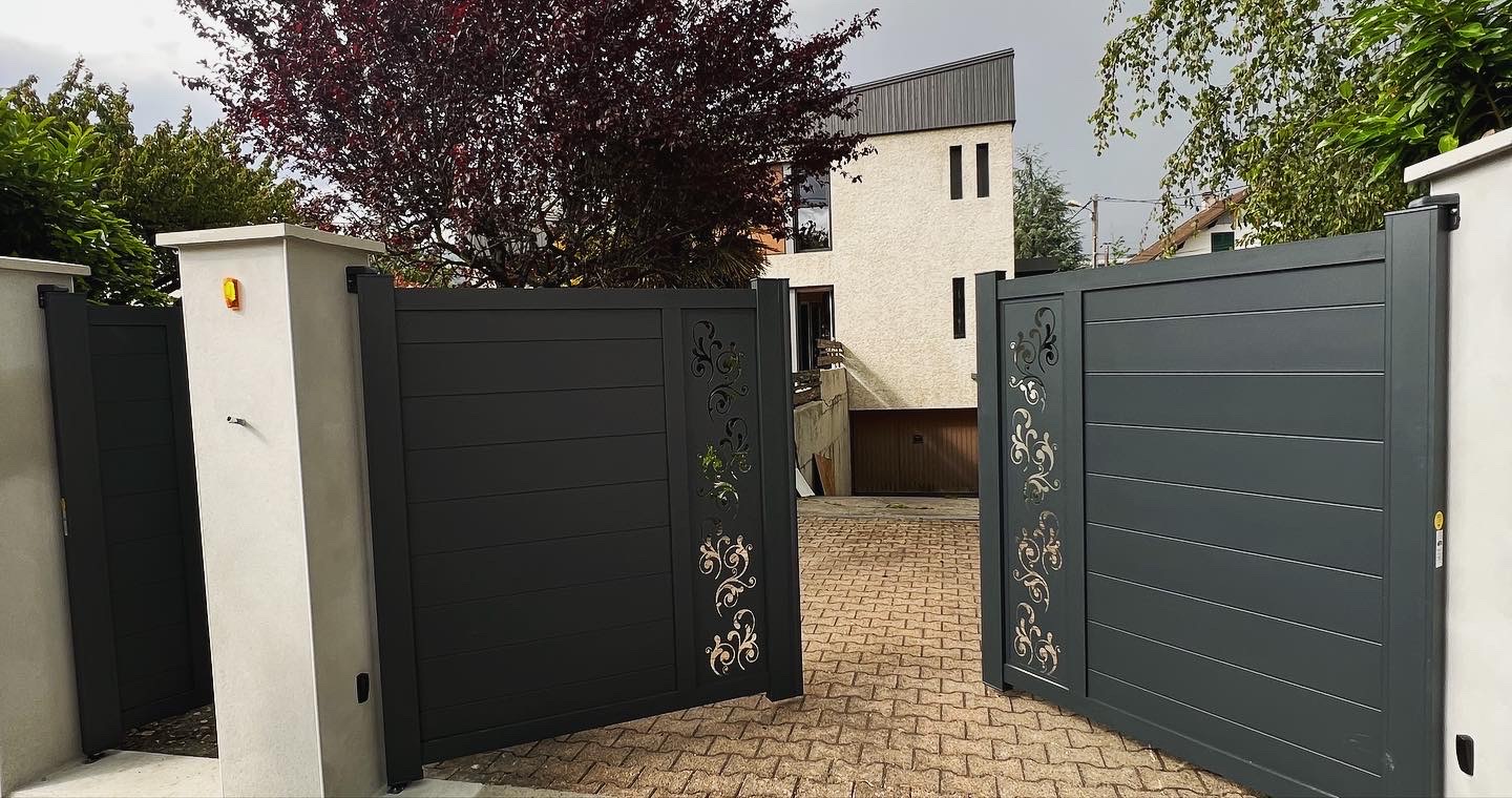 Portail aluminium assemblé