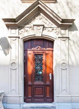 Porte d’entrée bois traditionnelle